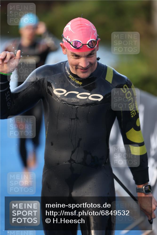 25.08.2024 - Elbe Triathlon Hamburg H.Heesch http://msf.ph/oto/6849532 25.08.2024 08:56:35 Schwimmen 242, 295 meine-sportfotos.de