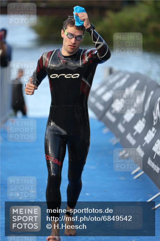 25.08.2024 - Elbe Triathlon Hamburg H.Heesch http://msf.ph/oto/6849542 25.08.2024 08:56:36 Schwimmen 242, 295 meine-sportfotos.de