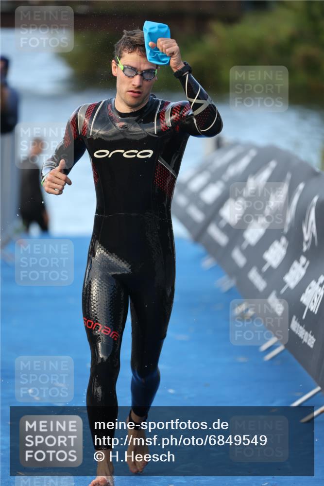 25.08.2024 - Elbe Triathlon Hamburg H.Heesch http://msf.ph/oto/6849549 25.08.2024 08:56:36 Schwimmen 242, 295 meine-sportfotos.de