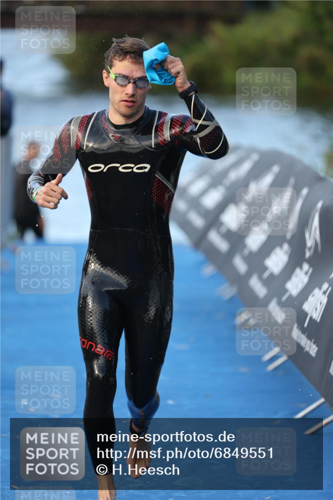 25.08.2024 - Elbe Triathlon Hamburg H.Heesch http://msf.ph/oto/6849551 25.08.2024 08:56:36 Schwimmen 242, 295 meine-sportfotos.de