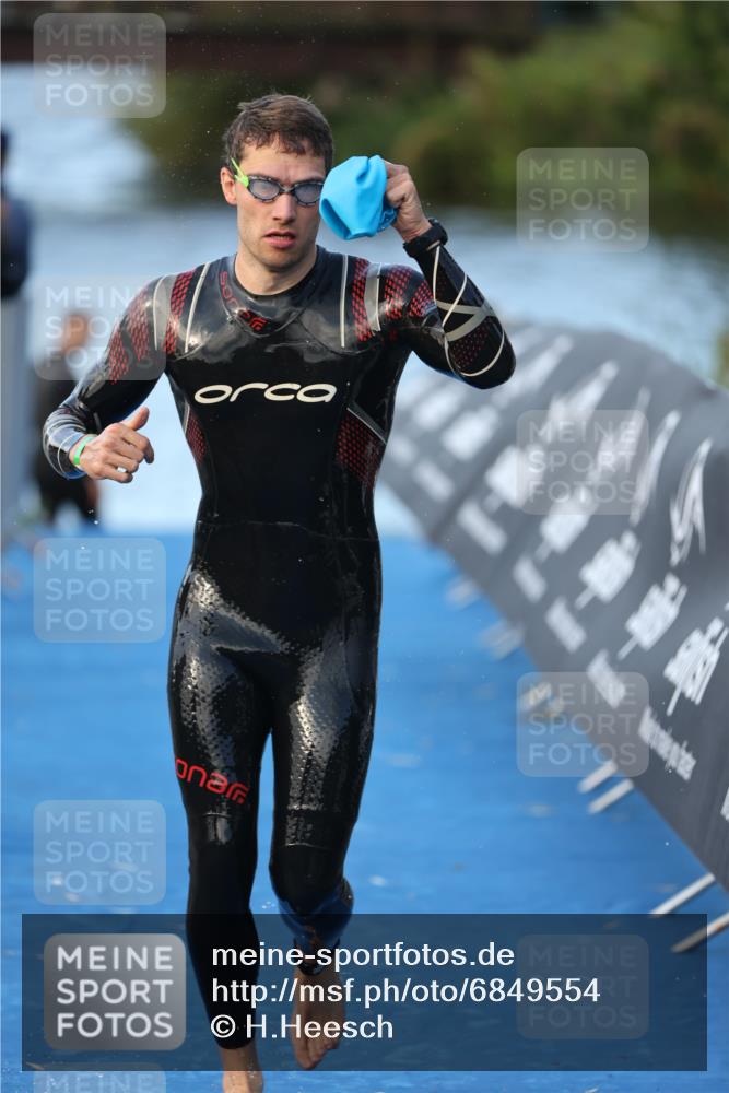 25.08.2024 - Elbe Triathlon Hamburg H.Heesch http://msf.ph/oto/6849554 25.08.2024 08:56:36 Schwimmen 242, 295 meine-sportfotos.de