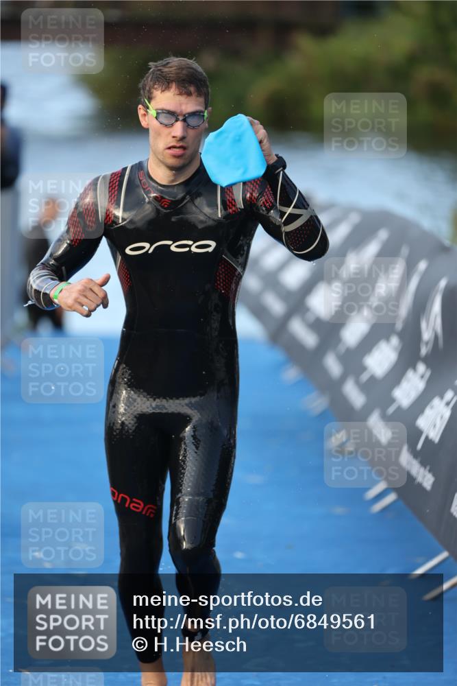 25.08.2024 - Elbe Triathlon Hamburg H.Heesch http://msf.ph/oto/6849561 25.08.2024 08:56:36 Schwimmen 242, 295 meine-sportfotos.de