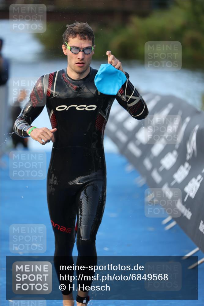 25.08.2024 - Elbe Triathlon Hamburg H.Heesch http://msf.ph/oto/6849568 25.08.2024 08:56:36 Schwimmen 242, 295 meine-sportfotos.de