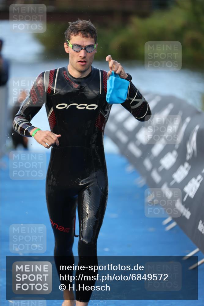 25.08.2024 - Elbe Triathlon Hamburg H.Heesch http://msf.ph/oto/6849572 25.08.2024 08:56:36 Schwimmen 242, 295 meine-sportfotos.de
