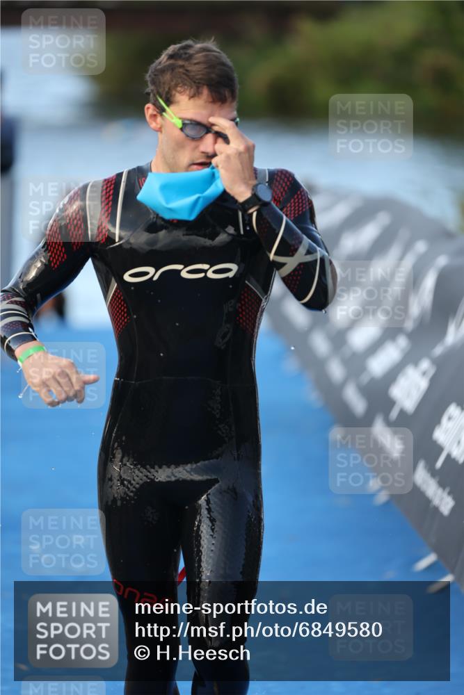 25.08.2024 - Elbe Triathlon Hamburg H.Heesch http://msf.ph/oto/6849580 25.08.2024 08:56:37 Schwimmen 242, 295 meine-sportfotos.de