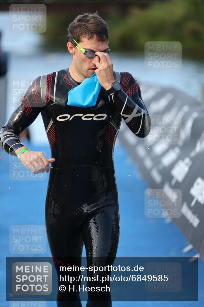 25.08.2024 - Elbe Triathlon Hamburg H.Heesch http://msf.ph/oto/6849585 25.08.2024 08:56:37 Schwimmen 242, 295 meine-sportfotos.de