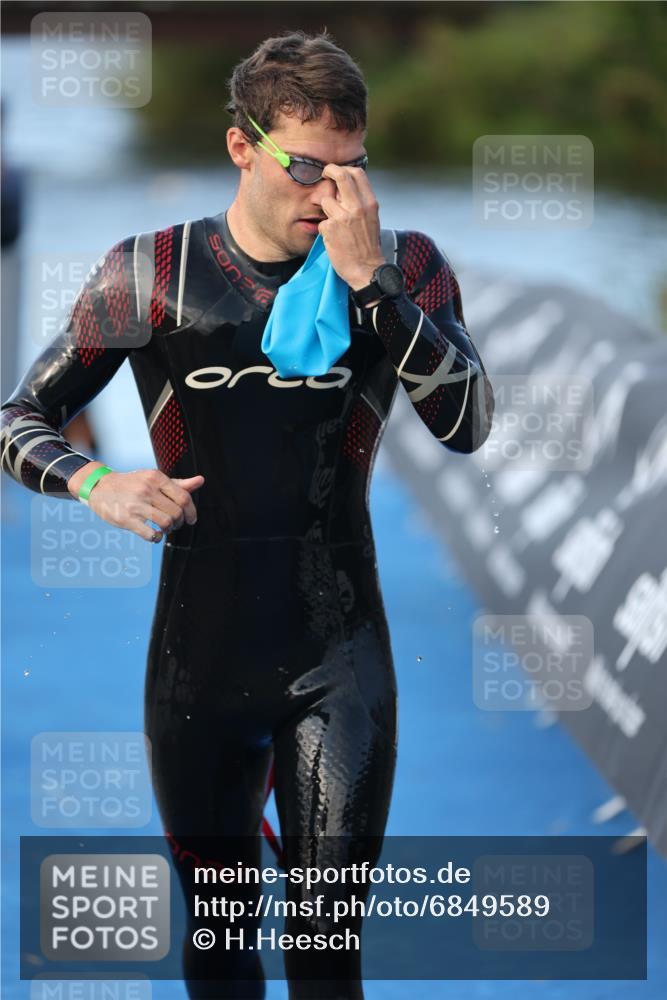 25.08.2024 - Elbe Triathlon Hamburg H.Heesch http://msf.ph/oto/6849589 25.08.2024 08:56:37 Schwimmen 242, 295 meine-sportfotos.de