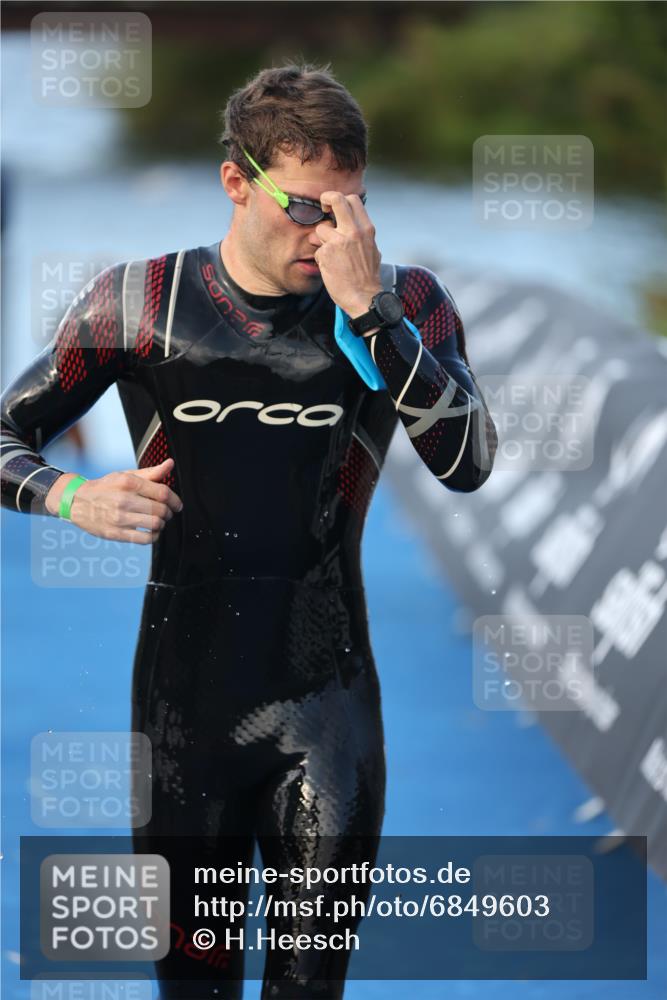 25.08.2024 - Elbe Triathlon Hamburg H.Heesch http://msf.ph/oto/6849603 25.08.2024 08:56:37 Schwimmen 242, 295 meine-sportfotos.de