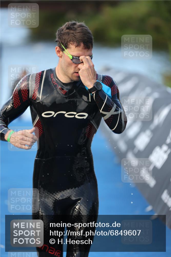 25.08.2024 - Elbe Triathlon Hamburg H.Heesch http://msf.ph/oto/6849607 25.08.2024 08:56:37 Schwimmen 242, 295 meine-sportfotos.de