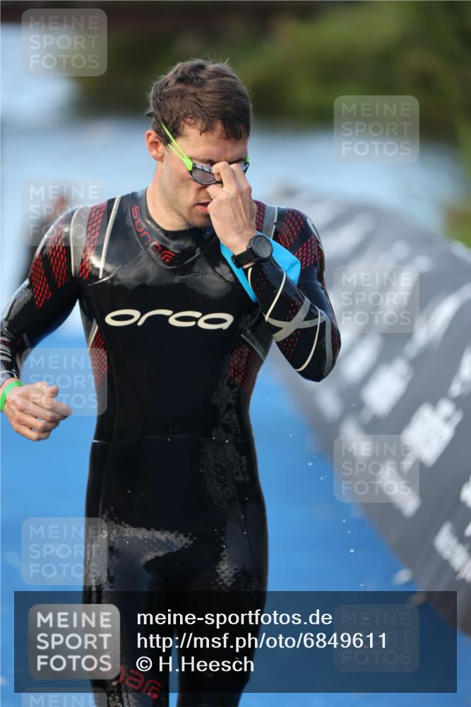 25.08.2024 - Elbe Triathlon Hamburg H.Heesch http://msf.ph/oto/6849611 25.08.2024 08:56:37 Schwimmen 242, 295 meine-sportfotos.de