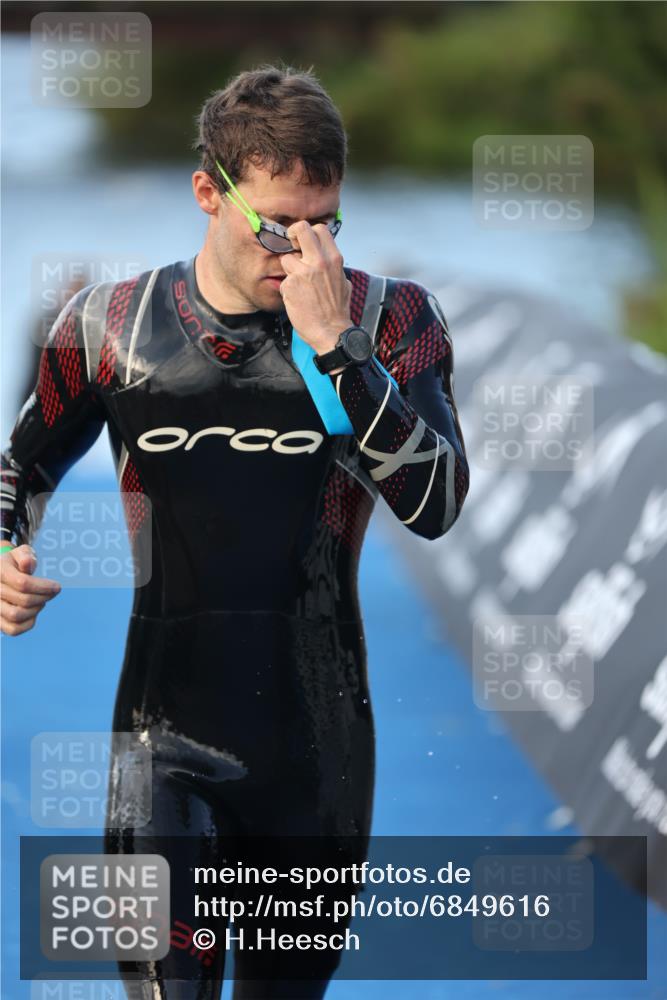 25.08.2024 - Elbe Triathlon Hamburg H.Heesch http://msf.ph/oto/6849616 25.08.2024 08:56:37 Schwimmen 242, 295 meine-sportfotos.de