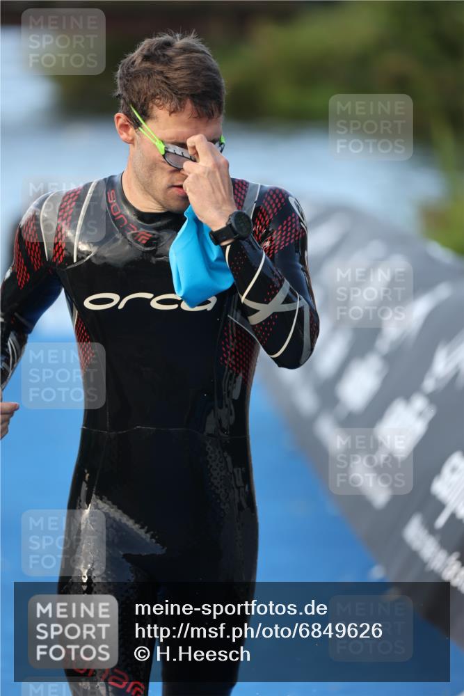 25.08.2024 - Elbe Triathlon Hamburg H.Heesch http://msf.ph/oto/6849626 25.08.2024 08:56:37 Schwimmen 242, 295 meine-sportfotos.de
