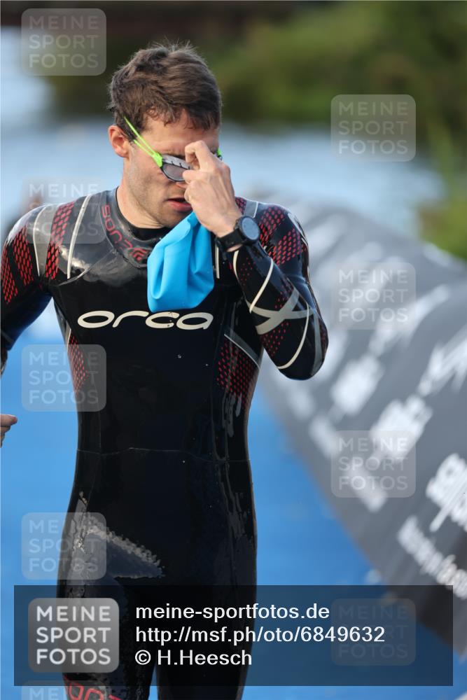 25.08.2024 - Elbe Triathlon Hamburg H.Heesch http://msf.ph/oto/6849632 25.08.2024 08:56:37 Schwimmen 242, 295 meine-sportfotos.de