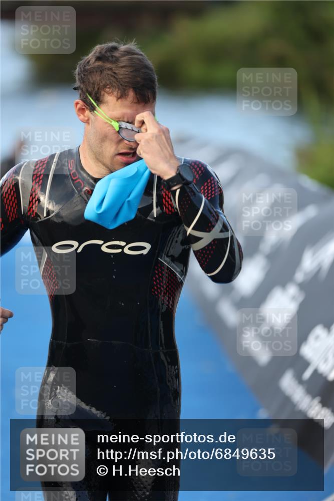 25.08.2024 - Elbe Triathlon Hamburg H.Heesch http://msf.ph/oto/6849635 25.08.2024 08:56:37 Schwimmen 242, 295 meine-sportfotos.de