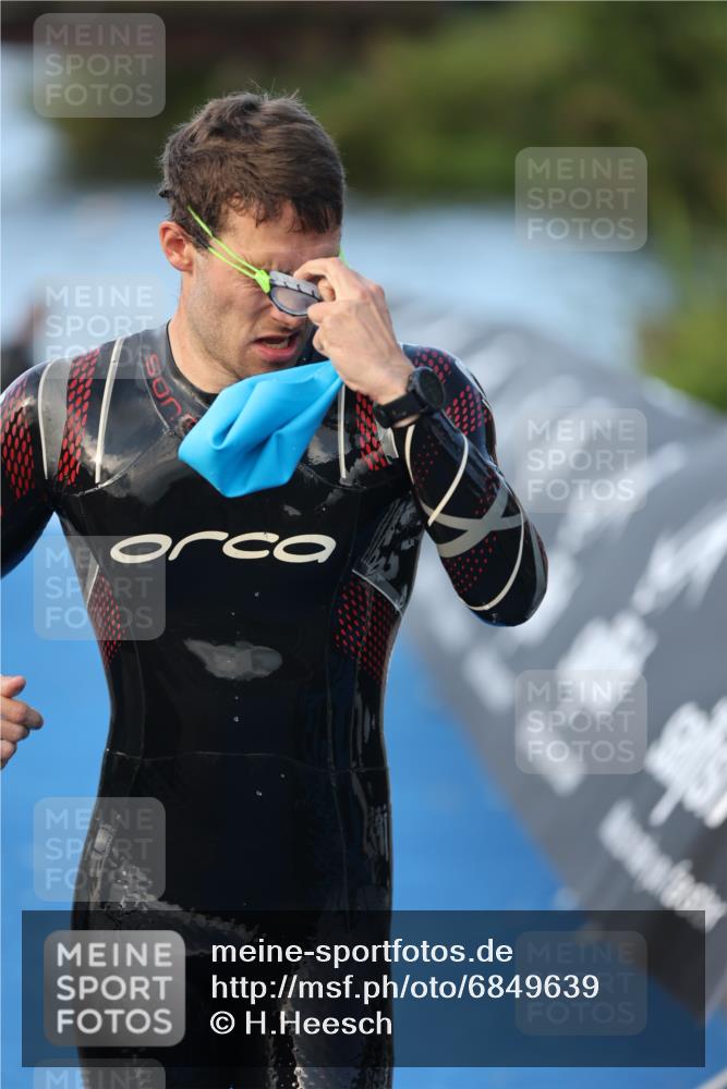 25.08.2024 - Elbe Triathlon Hamburg H.Heesch http://msf.ph/oto/6849639 25.08.2024 08:56:37 Schwimmen 242, 295 meine-sportfotos.de