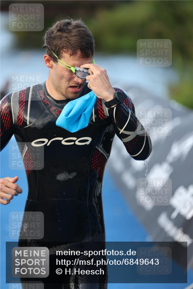 25.08.2024 - Elbe Triathlon Hamburg H.Heesch http://msf.ph/oto/6849643 25.08.2024 08:56:37 Schwimmen 242, 295 meine-sportfotos.de