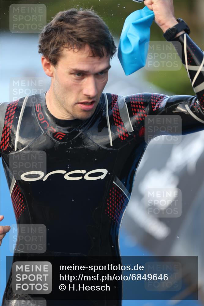 25.08.2024 - Elbe Triathlon Hamburg H.Heesch http://msf.ph/oto/6849646 25.08.2024 08:56:38 Schwimmen 242, 295 meine-sportfotos.de