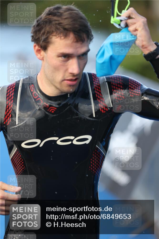 25.08.2024 - Elbe Triathlon Hamburg H.Heesch http://msf.ph/oto/6849653 25.08.2024 08:56:38 Schwimmen 242, 295 meine-sportfotos.de