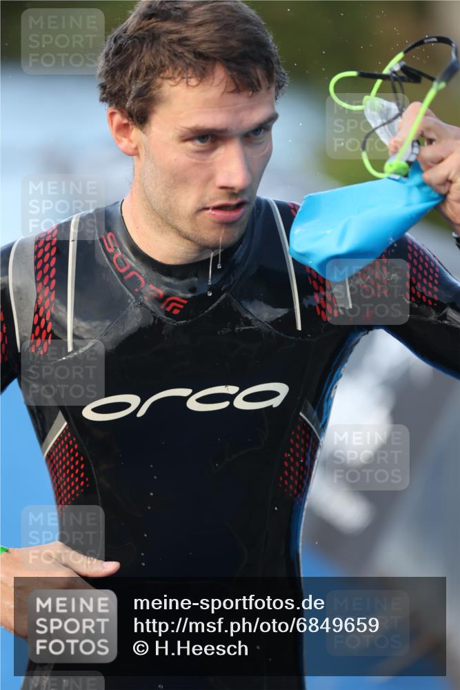 25.08.2024 - Elbe Triathlon Hamburg H.Heesch http://msf.ph/oto/6849659 25.08.2024 08:56:38 Schwimmen 242, 295 meine-sportfotos.de