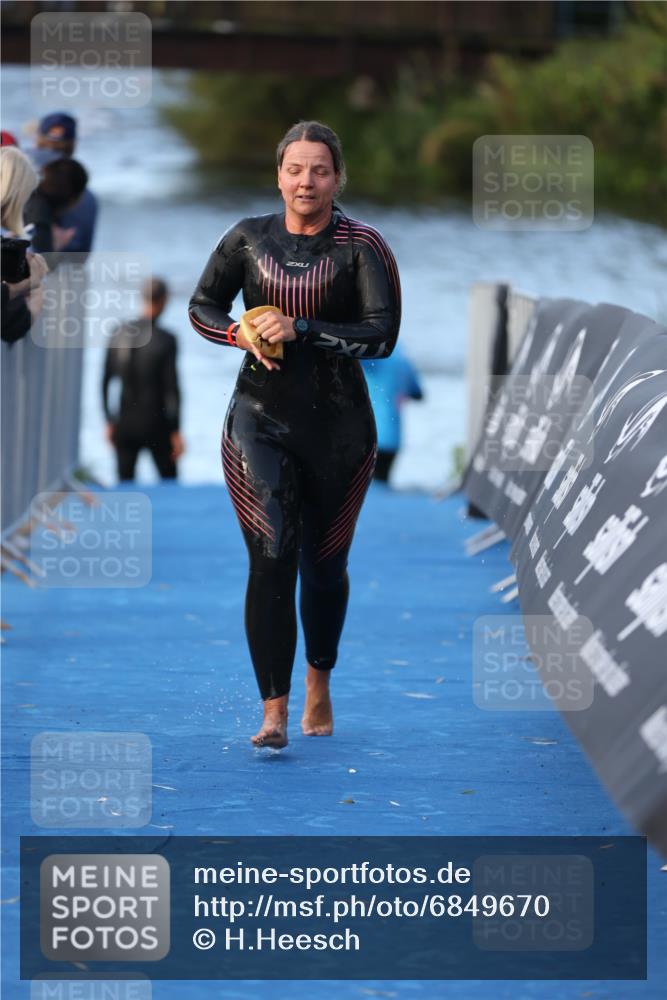25.08.2024 - Elbe Triathlon Hamburg H.Heesch http://msf.ph/oto/6849670 25.08.2024 08:57:07 Schwimmen 141 meine-sportfotos.de