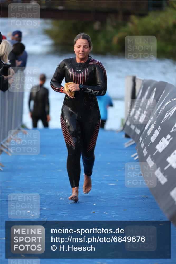 25.08.2024 - Elbe Triathlon Hamburg H.Heesch http://msf.ph/oto/6849676 25.08.2024 08:57:07 Schwimmen 141 meine-sportfotos.de