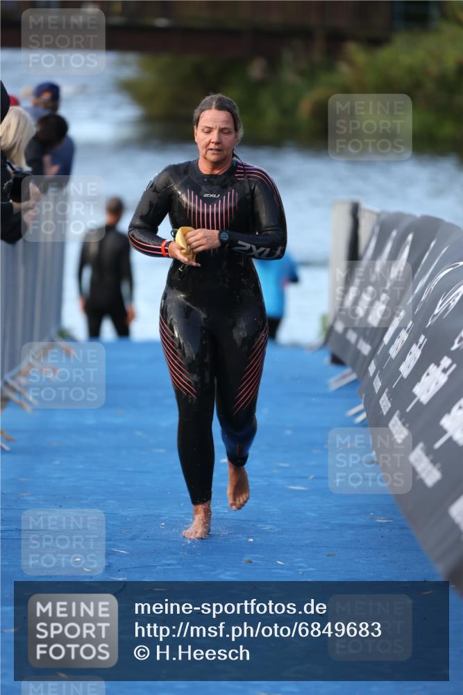 25.08.2024 - Elbe Triathlon Hamburg H.Heesch http://msf.ph/oto/6849683 25.08.2024 08:57:07 Schwimmen 141 meine-sportfotos.de