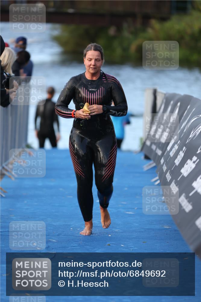25.08.2024 - Elbe Triathlon Hamburg H.Heesch http://msf.ph/oto/6849692 25.08.2024 08:57:07 Schwimmen 141 meine-sportfotos.de
