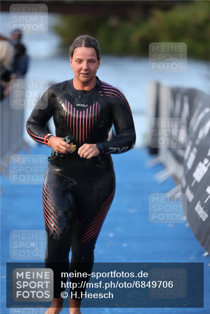 25.08.2024 - Elbe Triathlon Hamburg H.Heesch http://msf.ph/oto/6849706 25.08.2024 08:57:08 Schwimmen 141 meine-sportfotos.de