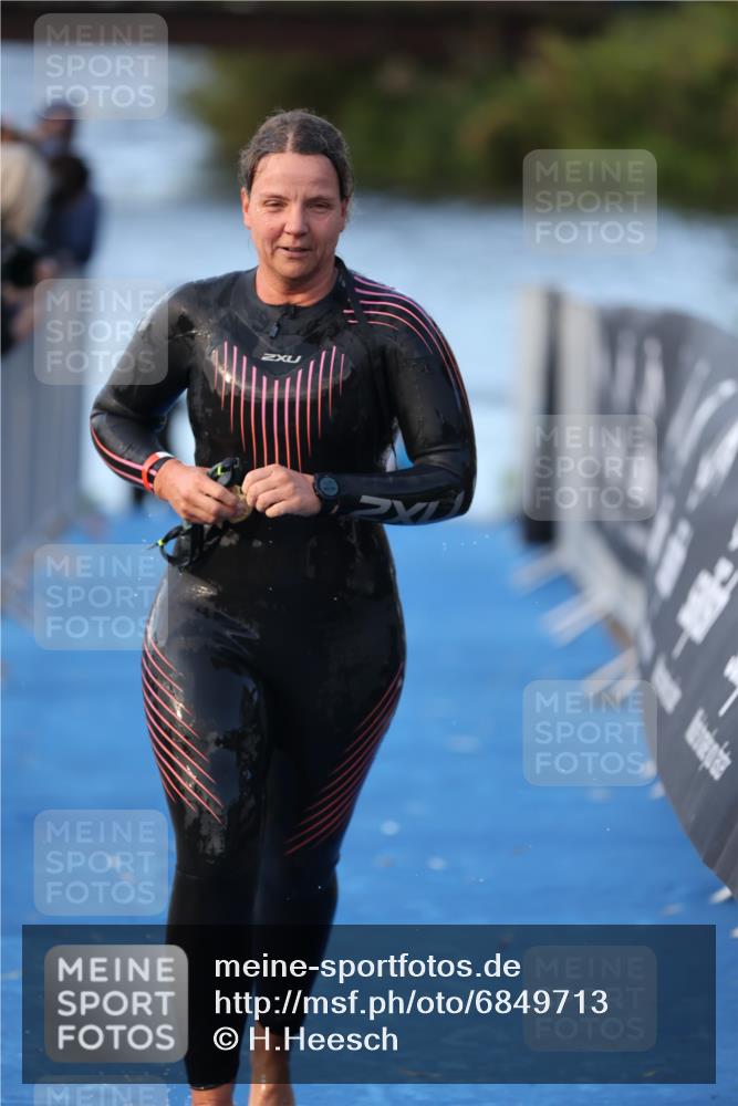 25.08.2024 - Elbe Triathlon Hamburg H.Heesch http://msf.ph/oto/6849713 25.08.2024 08:57:08 Schwimmen 141 meine-sportfotos.de