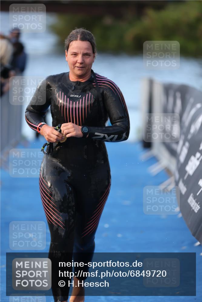 25.08.2024 - Elbe Triathlon Hamburg H.Heesch http://msf.ph/oto/6849720 25.08.2024 08:57:08 Schwimmen 141 meine-sportfotos.de