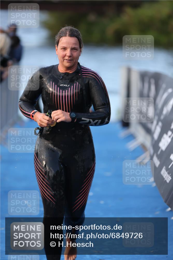 25.08.2024 - Elbe Triathlon Hamburg H.Heesch http://msf.ph/oto/6849726 25.08.2024 08:57:08 Schwimmen 141 meine-sportfotos.de
