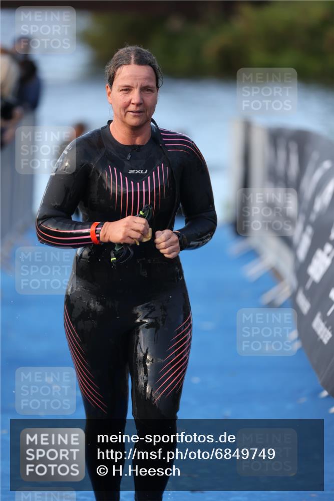 25.08.2024 - Elbe Triathlon Hamburg H.Heesch http://msf.ph/oto/6849749 25.08.2024 08:57:09 Schwimmen 141 meine-sportfotos.de