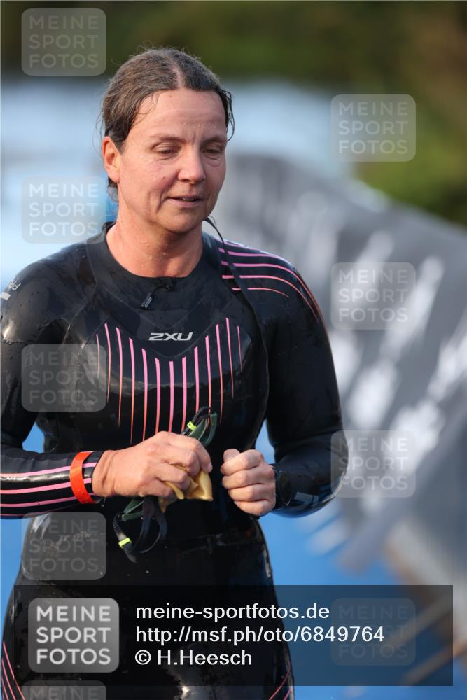25.08.2024 - Elbe Triathlon Hamburg H.Heesch http://msf.ph/oto/6849764 25.08.2024 08:57:10 Schwimmen 141 meine-sportfotos.de