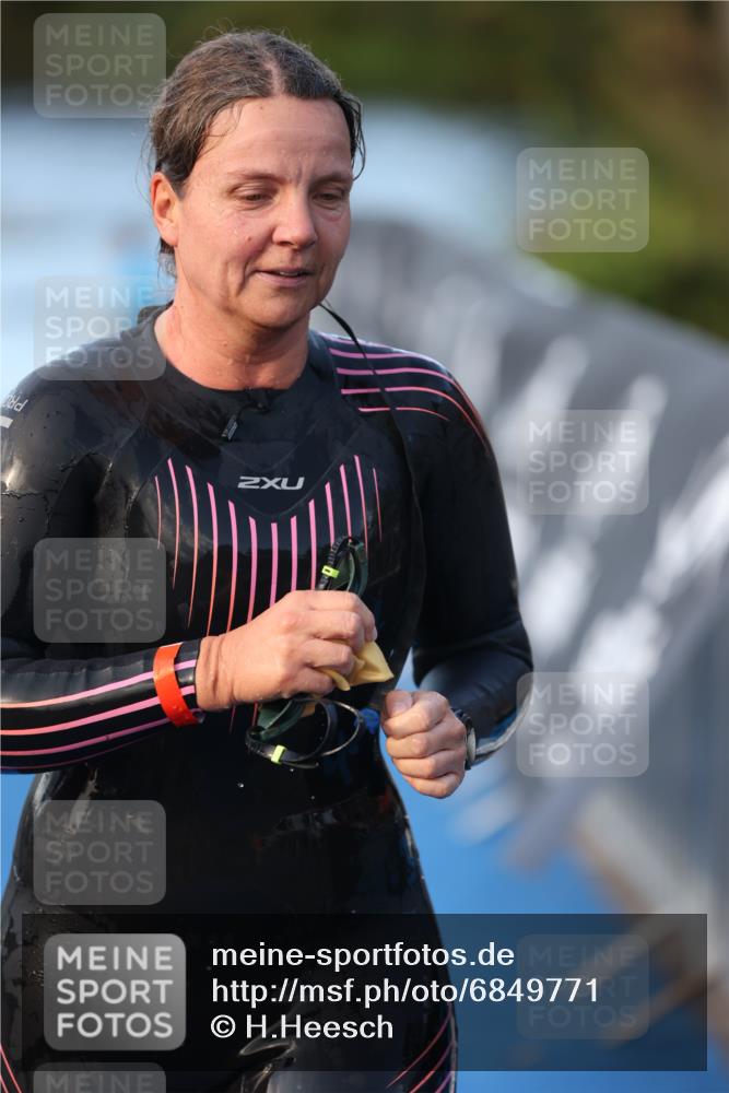 25.08.2024 - Elbe Triathlon Hamburg H.Heesch http://msf.ph/oto/6849771 25.08.2024 08:57:10 Schwimmen 141 meine-sportfotos.de