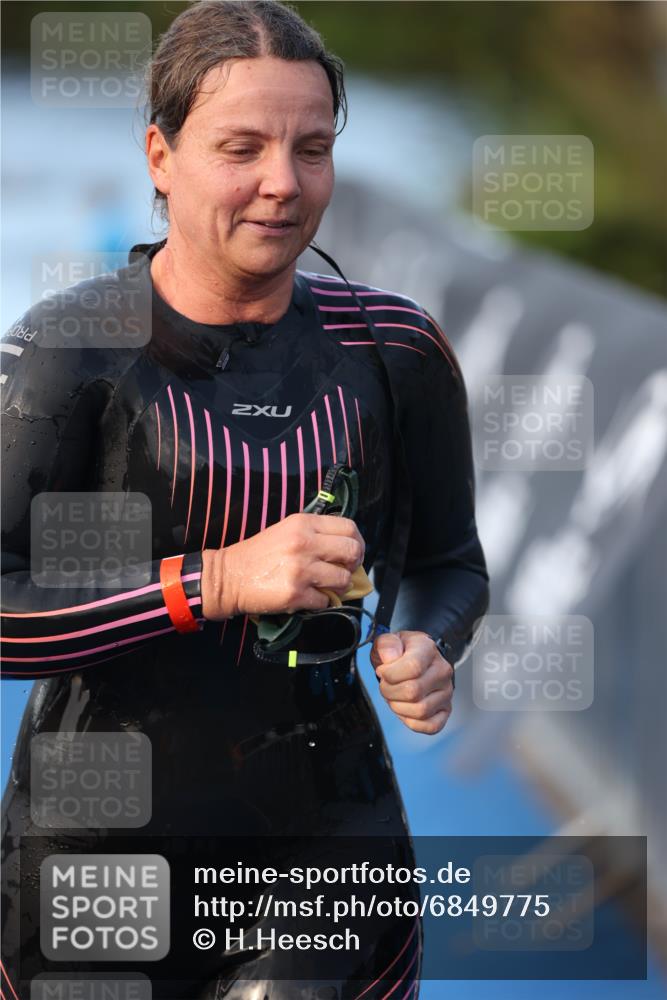 25.08.2024 - Elbe Triathlon Hamburg H.Heesch http://msf.ph/oto/6849775 25.08.2024 08:57:10 Schwimmen 141 meine-sportfotos.de