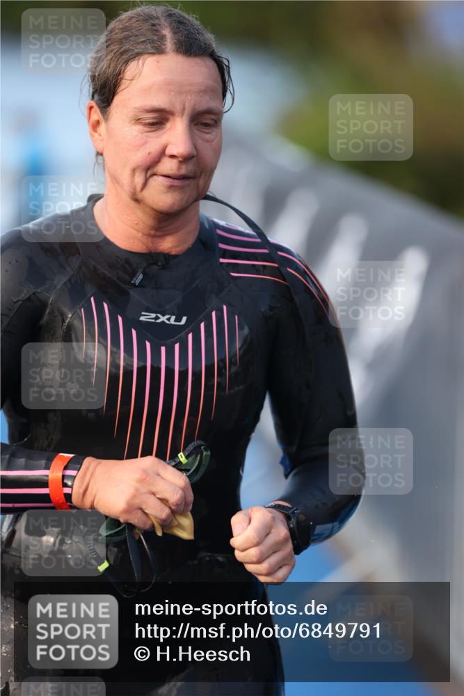 25.08.2024 - Elbe Triathlon Hamburg H.Heesch http://msf.ph/oto/6849791 25.08.2024 08:57:10 Schwimmen 141 meine-sportfotos.de