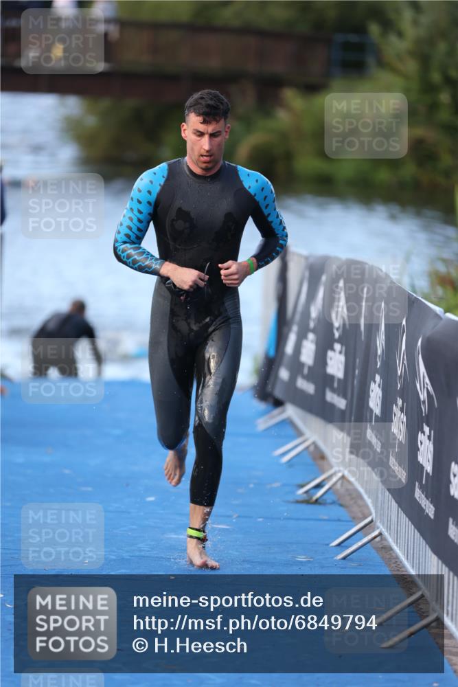 25.08.2024 - Elbe Triathlon Hamburg H.Heesch http://msf.ph/oto/6849794 25.08.2024 08:57:24 Schwimmen 141, 205, 245 meine-sportfotos.de