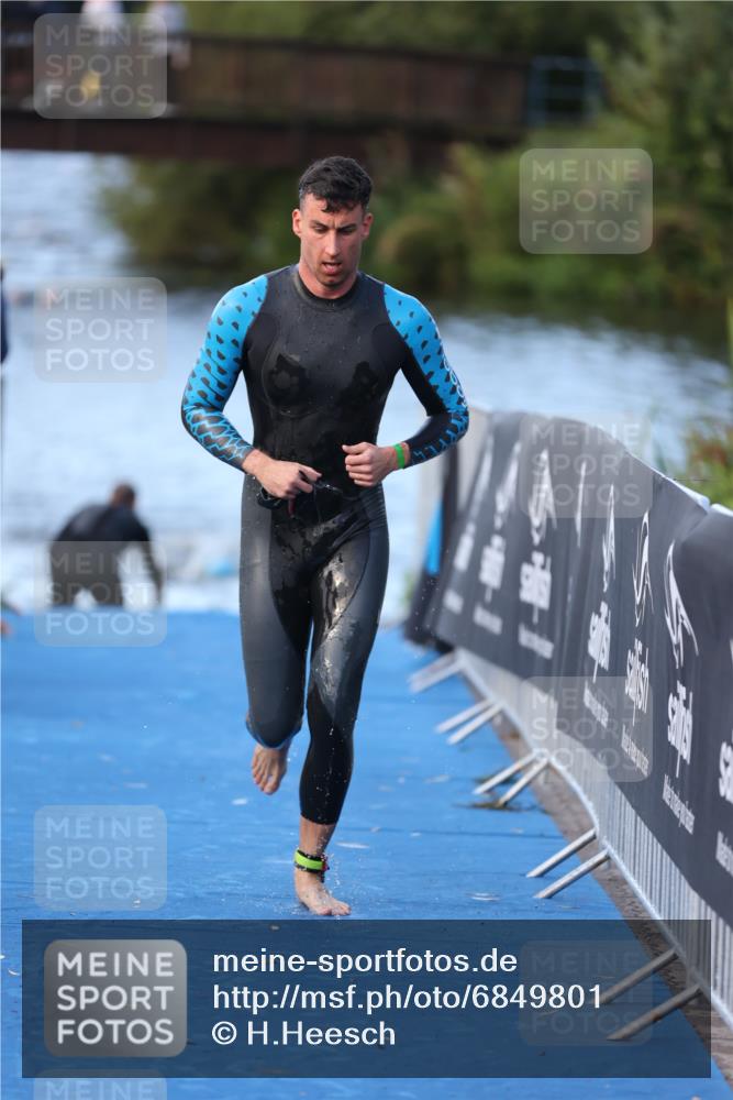 25.08.2024 - Elbe Triathlon Hamburg H.Heesch http://msf.ph/oto/6849801 25.08.2024 08:57:24 Schwimmen 141, 205, 245 meine-sportfotos.de