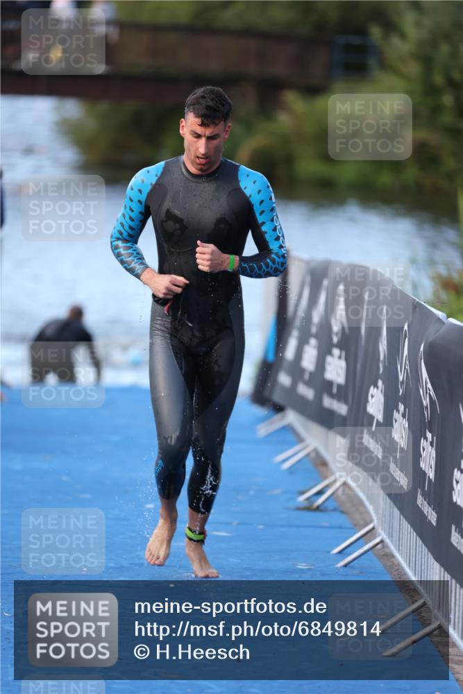 25.08.2024 - Elbe Triathlon Hamburg H.Heesch http://msf.ph/oto/6849814 25.08.2024 08:57:24 Schwimmen 141, 205, 245 meine-sportfotos.de