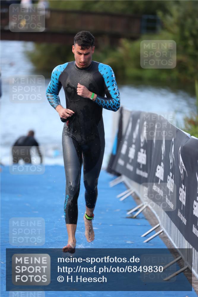 25.08.2024 - Elbe Triathlon Hamburg H.Heesch http://msf.ph/oto/6849830 25.08.2024 08:57:24 Schwimmen 141, 205, 245 meine-sportfotos.de