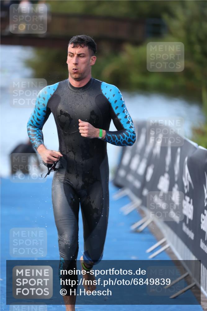 25.08.2024 - Elbe Triathlon Hamburg H.Heesch http://msf.ph/oto/6849839 25.08.2024 08:57:25 Schwimmen 141, 205, 245 meine-sportfotos.de