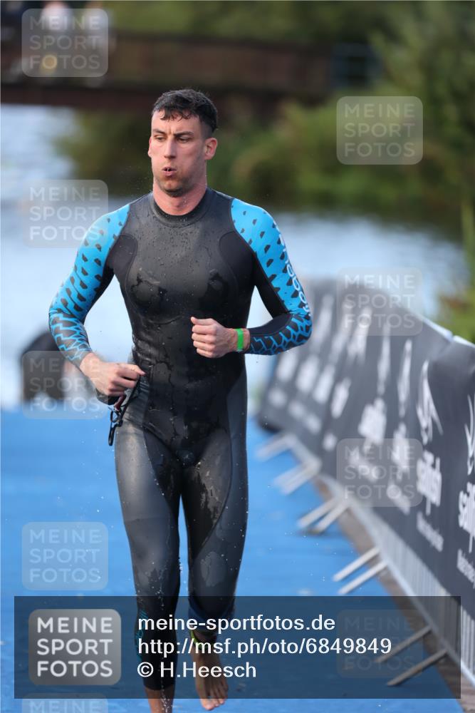 25.08.2024 - Elbe Triathlon Hamburg H.Heesch http://msf.ph/oto/6849849 25.08.2024 08:57:25 Schwimmen 141, 205, 245 meine-sportfotos.de