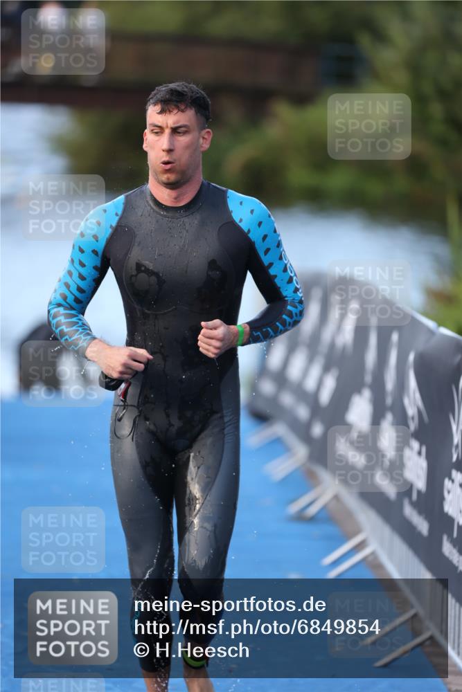 25.08.2024 - Elbe Triathlon Hamburg H.Heesch http://msf.ph/oto/6849854 25.08.2024 08:57:25 Schwimmen 141, 205, 245 meine-sportfotos.de