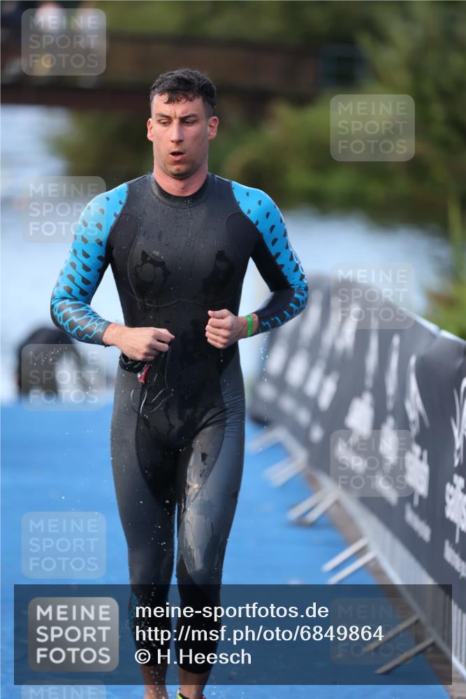 25.08.2024 - Elbe Triathlon Hamburg H.Heesch http://msf.ph/oto/6849864 25.08.2024 08:57:25 Schwimmen 141, 205, 245 meine-sportfotos.de