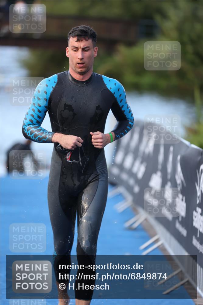 25.08.2024 - Elbe Triathlon Hamburg H.Heesch http://msf.ph/oto/6849874 25.08.2024 08:57:26 Schwimmen 141, 205, 245 meine-sportfotos.de