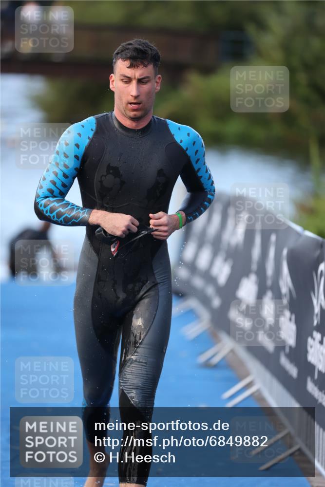 25.08.2024 - Elbe Triathlon Hamburg H.Heesch http://msf.ph/oto/6849882 25.08.2024 08:57:26 Schwimmen 141, 205, 245 meine-sportfotos.de