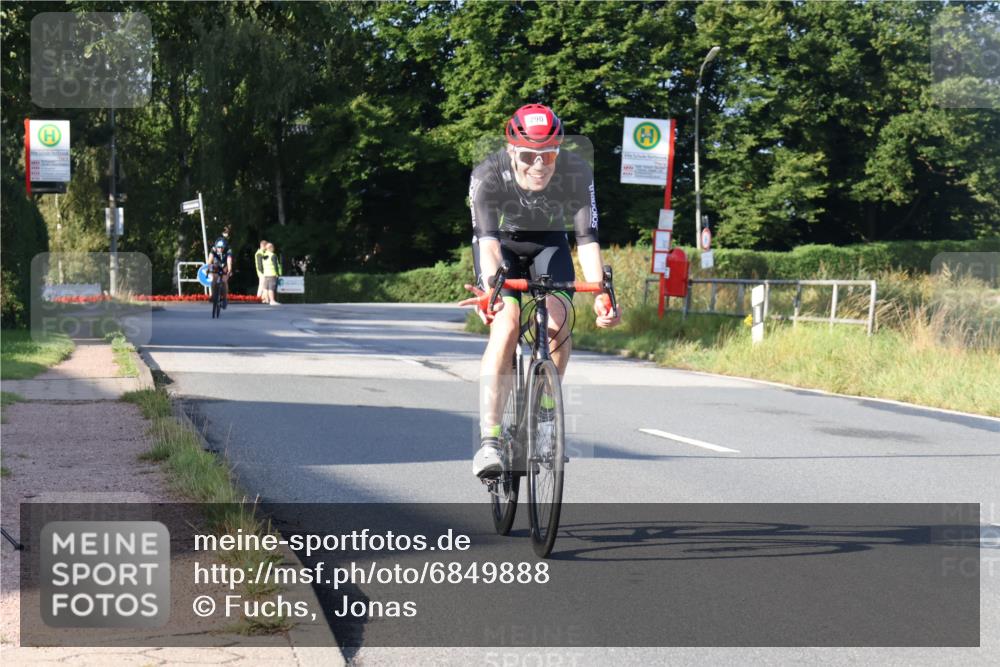 25.08.2024 - Elbe Triathlon Hamburg Fuchs,  Jonas http://msf.ph/oto/6849888 25.08.2024 09:12:41 Radfahren 233, 54, 290, 154 meine-sportfotos.de