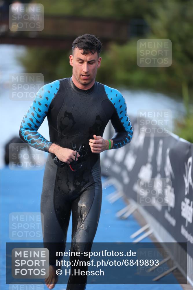25.08.2024 - Elbe Triathlon Hamburg H.Heesch http://msf.ph/oto/6849893 25.08.2024 08:57:26 Schwimmen 141, 205, 245 meine-sportfotos.de