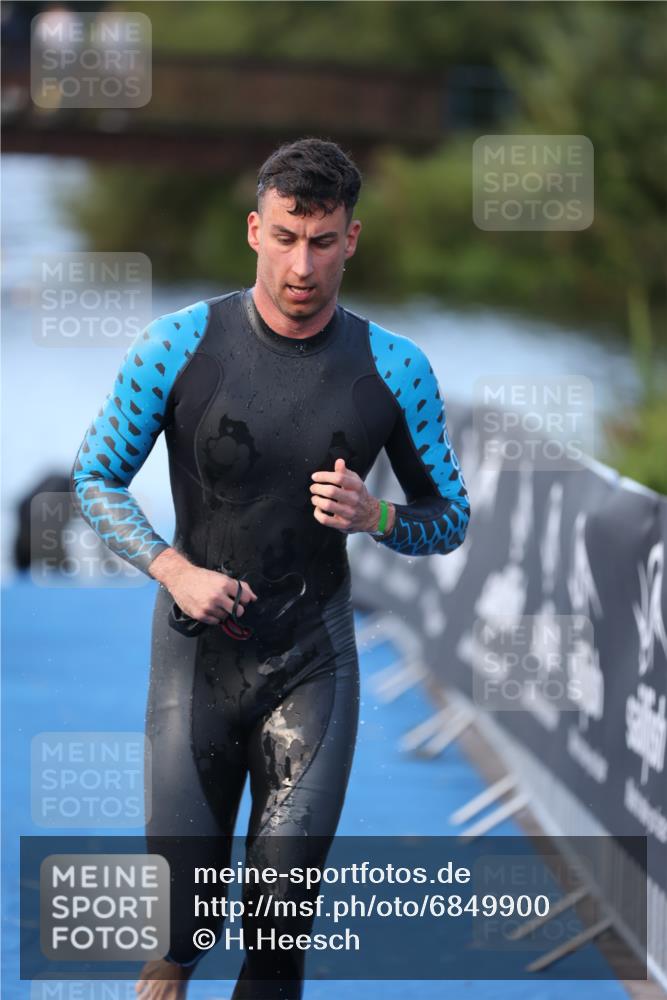 25.08.2024 - Elbe Triathlon Hamburg H.Heesch http://msf.ph/oto/6849900 25.08.2024 08:57:26 Schwimmen 141, 205, 245 meine-sportfotos.de