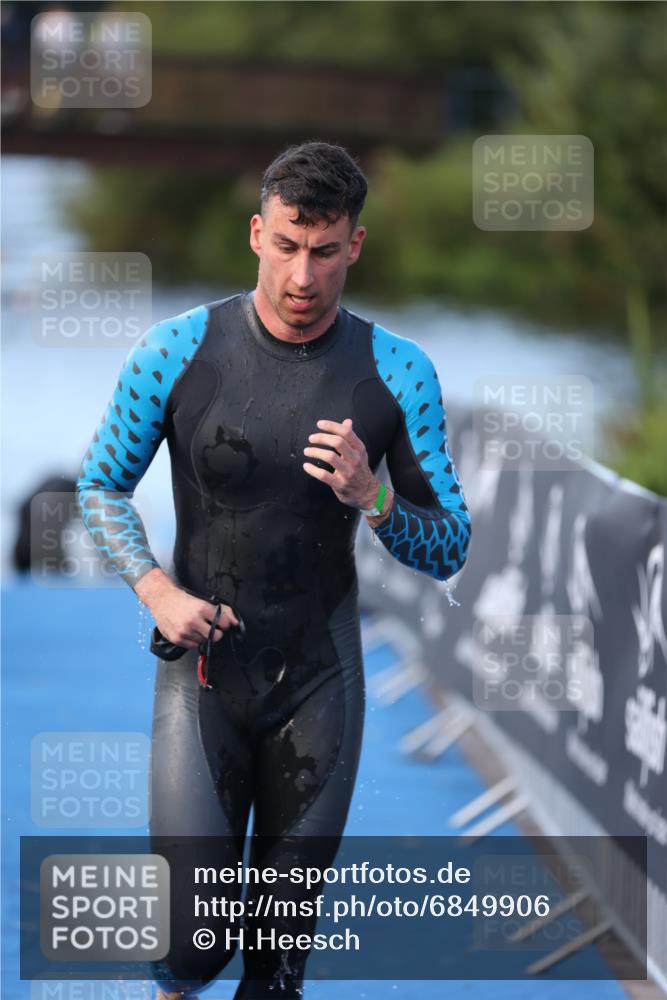 25.08.2024 - Elbe Triathlon Hamburg H.Heesch http://msf.ph/oto/6849906 25.08.2024 08:57:26 Schwimmen 141, 205, 245 meine-sportfotos.de